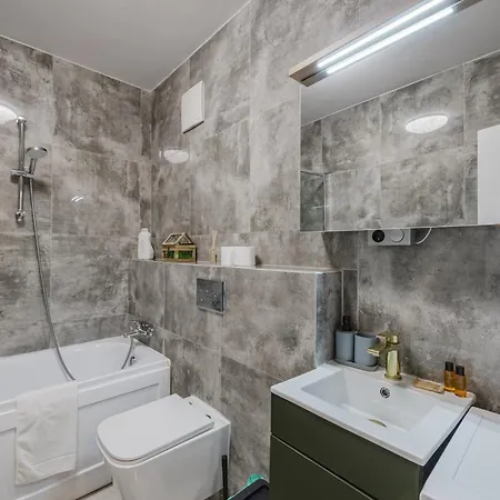 Lasek Marcelinski Deluxe شقة